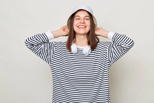 Extrémně Šťastná Uvolněná Žena Pruhované Košili Panamě Stojící Sluchátky Přes — Stock fotografie