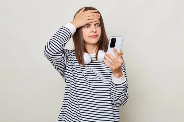 Mujer Confundida Conmocionada Con Camisa Rayas Pie Con Auriculares Sobre — Foto de Stock