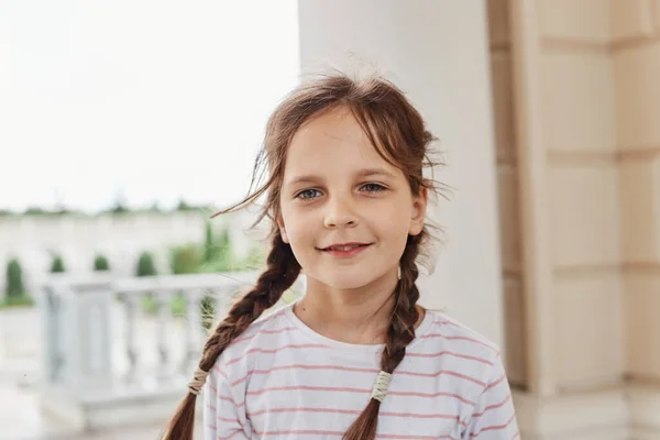 Gambar Luar Ruangan Gadis Kecil Yang Manis Dan Menawan Tersenyum — Stok Foto