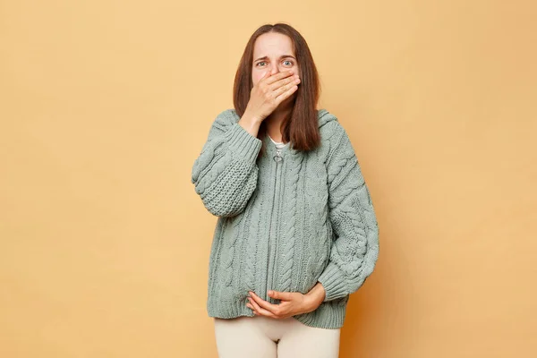 Нездоровая Беременная Женщина Вязаном Тёплом Свитере Стоящая Изоляции Бежевом Фоне — стоковое фото