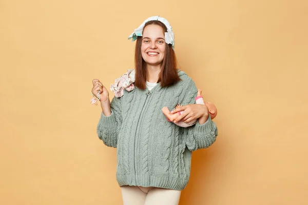 Uśmiechnięta Piękna Szczęśliwa Ciężarna Kobieta Ubrana Drutach Ciepły Sweter Stojący — Zdjęcie stockowe