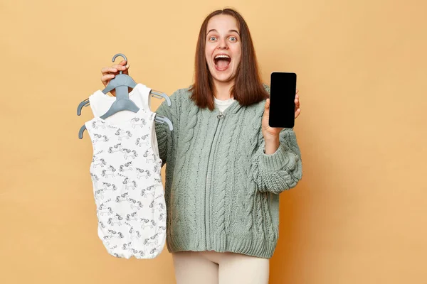 Wanita Hamil Yang Sangat Bahagia Mengenakan Sweater Hangat Rajutan Memegang — Stok Foto