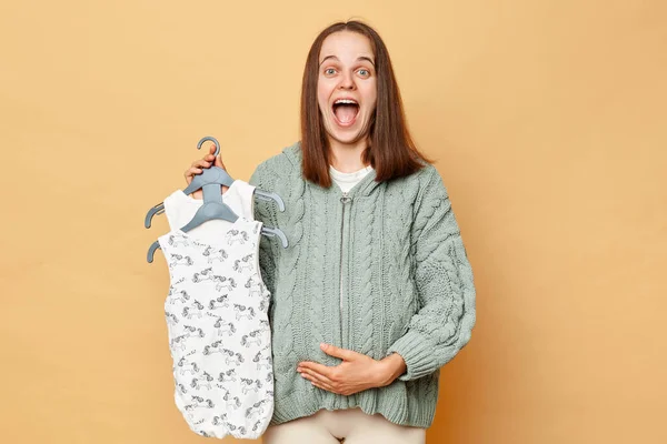 Alegre Mujer Embarazada Excitada Usando Suéter Caliente Punto Sosteniendo Los — Foto de Stock