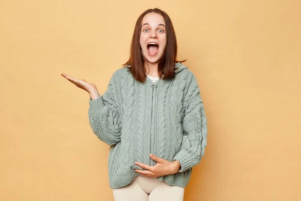 Emocionada Joven Embarazada Con Suéter Punto Pie Aislado Sobre Fondo — Foto de Stock