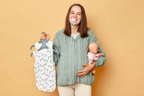 Pozytywne Śmieszne Ciężarna Kobieta Sutkiem Ustach Dzianiny Sweter Gospodarstwa Baby — Zdjęcie stockowe