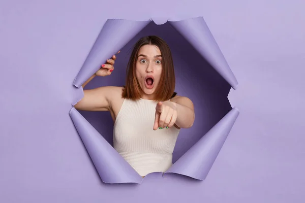 Sorprendido Mujer Morena Sorprendida Rompiendo Través Agujero Papel Púrpura Con — Foto de Stock