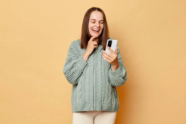 Senyum Ibu Hamil Ceria Bahagia Mengenakan Sweater Hangat Rajutan Menyentuh — Stok Foto