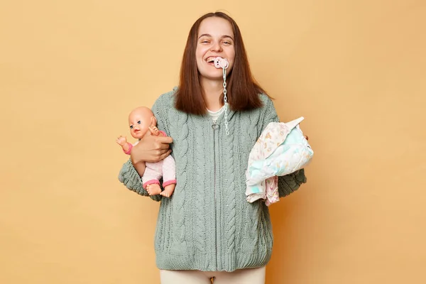 Divertida Joven Embarazada Sosteniendo Ropa Bebé Las Manos Pezón Bebé — Foto de Stock