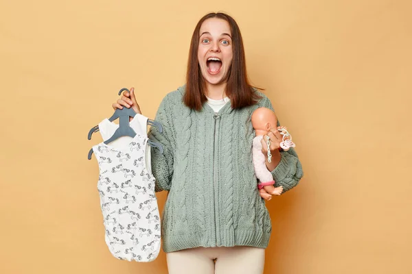 Alegre Emocionado Sorprendido Joven Embarazada Con Trajes Bebé Muñeca Aislado — Foto de Stock