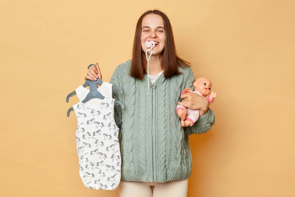 Забавная Молодая Беременная Женщина Купальниках Сосках Рту Изолированная Бежевом Фоне — стоковое фото