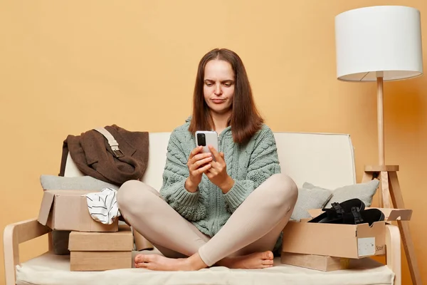 Mulher Confundida Abrindo Caixas Pacote Postal Com Smartphone Sentado Sofá — Fotografia de Stock
