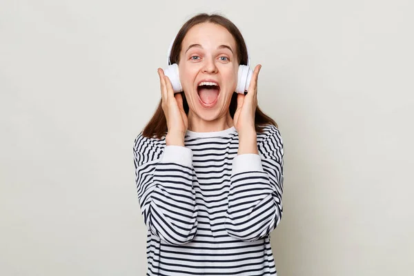 Mujer Joven Emocionada Asombrada Con Camisa Rayas Escuchando Música Auriculares — Foto de Stock