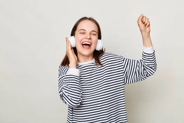 Lykkelig Ung Kvinne Med Stripete Skjorte Som Hører Musikk Hodetelefoner – stockfoto