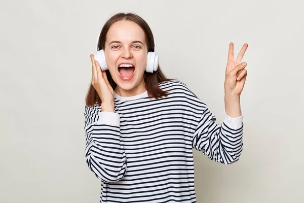 Веселая Возбужденная Молодая Женщина Полосатой Рубашке Слушающая Музыку Наушниках Изолированных — стоковое фото