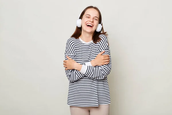 Χαμογελώντας Χαρούμενη Νεαρή Γυναίκα Φορώντας Ριγέ Πουκάμισο Ακούγοντας Μουσική Ακουστικά — Φωτογραφία Αρχείου
