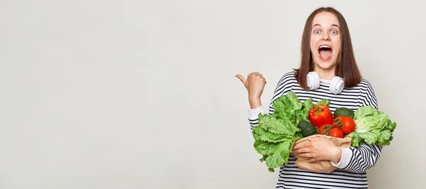 Amazed Excited Brown Haired Young Woman Embraces Bouquet Fresh Vegetables — Stock Photo, Image
