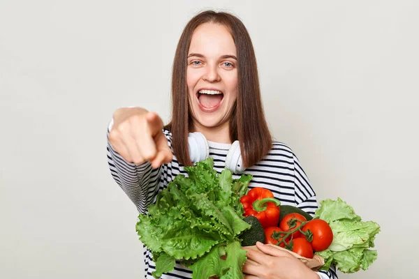 Spännande Brunhårig Ung Kvinna Omfamnar Bukett Färska Grönsaker Bär Randig — Stockfoto