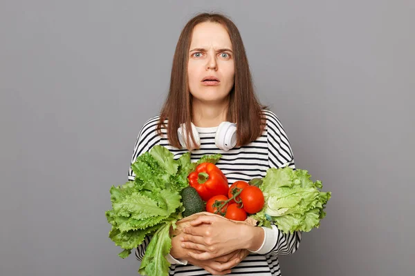 Närande Matval Mataffären Förvirrad Förvånad Kvinna Omfamna Färska Grönsaker Avkastning — Stockfoto