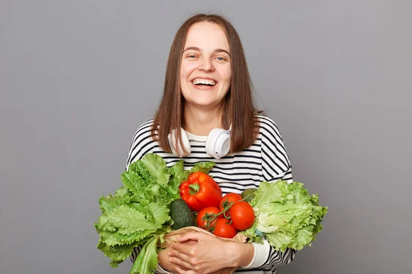 Kvalitetsprodukter Och Grönsaker Färskt Näringsrikt För Kunderna Skrattande Kvinna Omfamna — Stockfoto