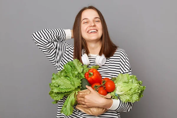 Färska Grönsaker För Hälsosam Kost Nöjd Glad Kvinna Omfamna Färska — Stockfoto
