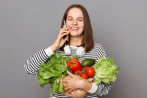 Прекрасная Счастливая Женщина Обнимающая Свежие Овощи Возвращается Супермаркета Полосатой Рубашке — стоковое фото