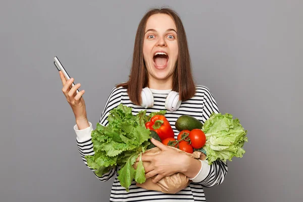 Extremt Glad Kvinna Omfamna Färska Grönsaker Återvänder Från Snabbköpet Bär — Stockfoto