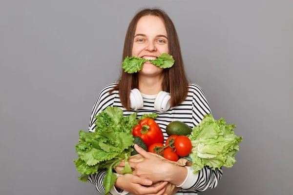Positiv Rolig Leende Kvinna Omfamna Färska Grönsaker Avkastning Från Snabbköpet — Stockfoto