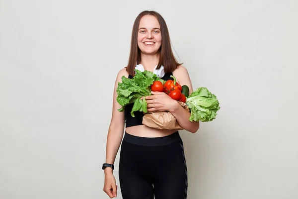 Glad Leende Glad Glad Kvinna Med Mörkt Hår Bär Grönsaker — Stockfoto