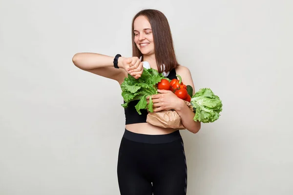 Attraktiv Vacker Leende Glad Kvinna Med Mörkt Hår Bär Grönsaker — Stockfoto