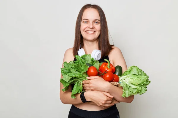Attraktiv Positiv Kvinna Med Mörkt Hår Bär Grönsaker Köpta Marknaden — Stockfoto