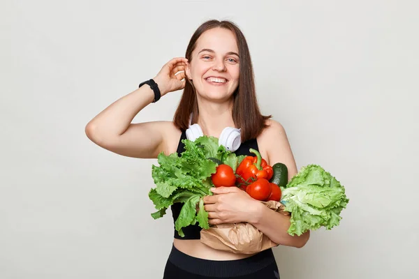 Vacker Säker Frisk Kvinna Vegan Med Mörkt Hår Bär Grönsaker — Stockfoto
