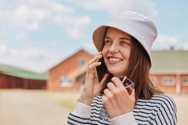 Portrait Happy Attractive Young Caucasian Young Woman Talking Cellphone While — Stock Photo, Image