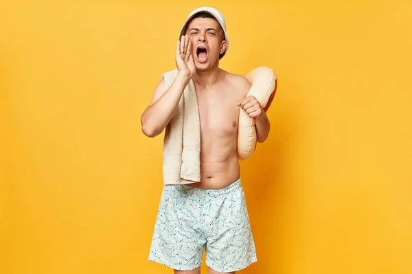 Homem Adulto Excitado Vestindo Shorts Maiô Panamá Segurando Anel Borracha — Fotografia de Stock