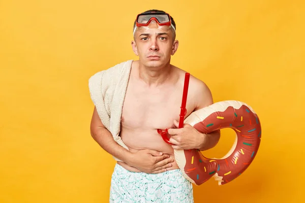 Ανθυγιεινό Ενήλικα Άνδρα Φορώντας Σορτς Μαγιό Snorkeling Γυαλιά Κρατώντας Ντόνατ — Φωτογραφία Αρχείου