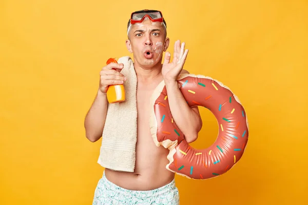 Strach Šokovaný Dospělý Muž Sobě Kraťasy Plavky Šnorchlování Brýle Drží — Stock fotografie