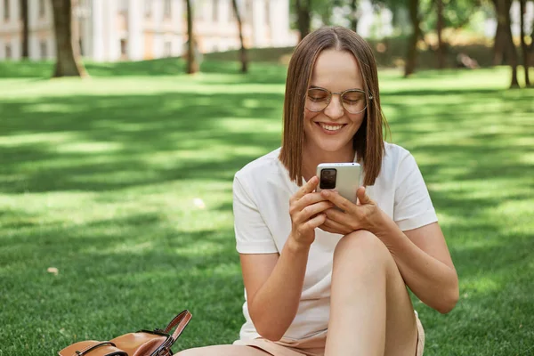 Smiling Cheerful Positive Woman Wearing Casual White Shirt Sitting Park — Stock Photo, Image