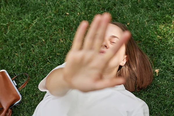 Wanita Santai Mengenakan Kemeja Putih Berbaring Rumput Hijau Taman Ulur — Stok Foto