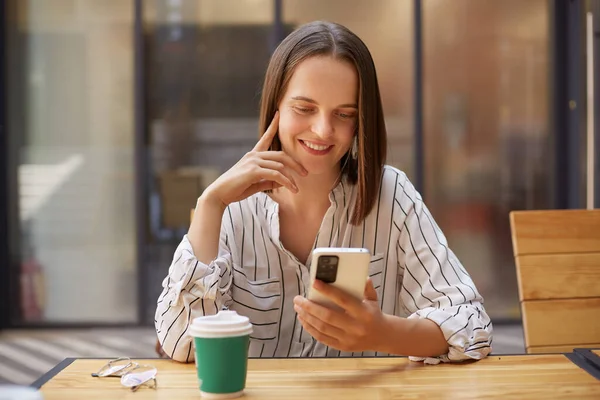 Cheerful Woman Having Break Sitting Cafe Drinking Coffee Using Mobile — Stock Photo, Image
