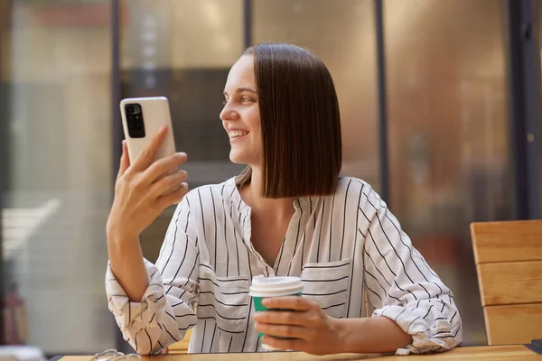 Happy University Student Girl Using Mobile Phone Drinking Coffee Smiling — Stock Fotó
