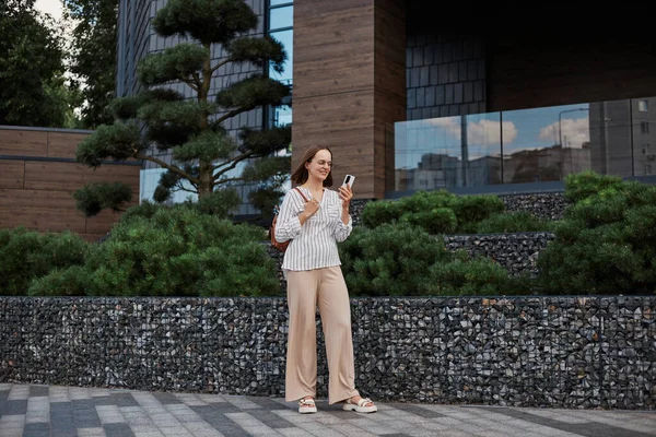 Mulher Negócios Adulta Bem Sucedida Usando Blusa Calças Fundo Urbano — Fotografia de Stock