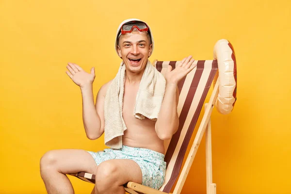 快乐快乐的 快乐的赤身裸体的男人坐在甲板上 孤零零地躺在黄色的背景下 举着双臂 欢庆暑假快乐的到来 — 图库照片