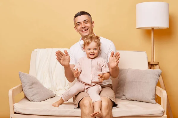 Attractive Man His Daughter Clapping Hands Laughing While Sitting Sofa — Stock Photo, Image