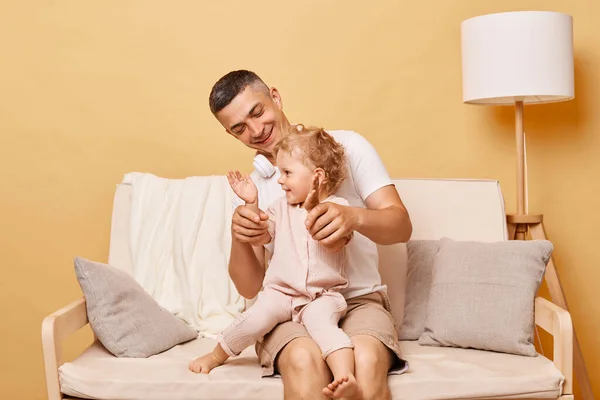 Father Baby Girl Smiling Camera While Sitting Sofa Clapping Hands — Stock Photo, Image