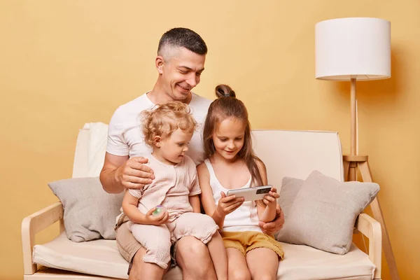 Loving Young Dad Sitting Couch Cute Little Daughters Watching Funny — Stock Photo, Image