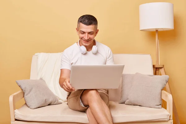 デジタルレジャー ノートワーク インターネットの閲覧 フリーランサー接続 陽気楽しいです若いです男仕事上のラップトップコンピュータ座っています快適なソファに自宅 — ストック写真