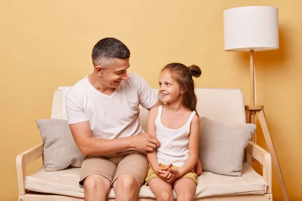 Positive Friendly Father Talking His Daughter Sitting Cough Home Beige — Stock Photo, Image