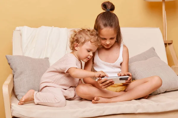 Concentrated Children Little Girls Sisters Sitting Couch Using Smartphone Together — Stock Photo, Image