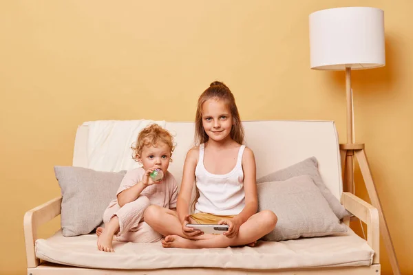 Cute Charming Little Girls Sisters Sitting Couch Using Smartphone Together — Stock Photo, Image