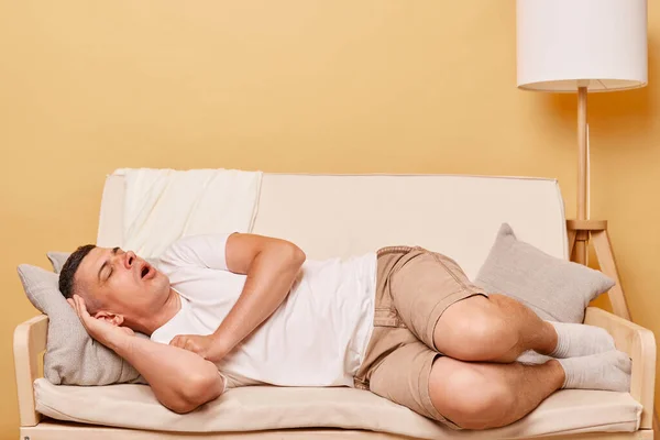 Bruneta Chlap Spí Gauči Legrační Výraz Ležící Otevřenými Ústy Odpočinku — Stock fotografie