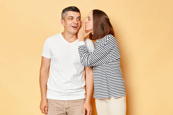 Lelaki Yang Tersenyum Mendengar Istrinya Berbisik Bisik Mengatakan Sesuatu Telinga — Stok Foto